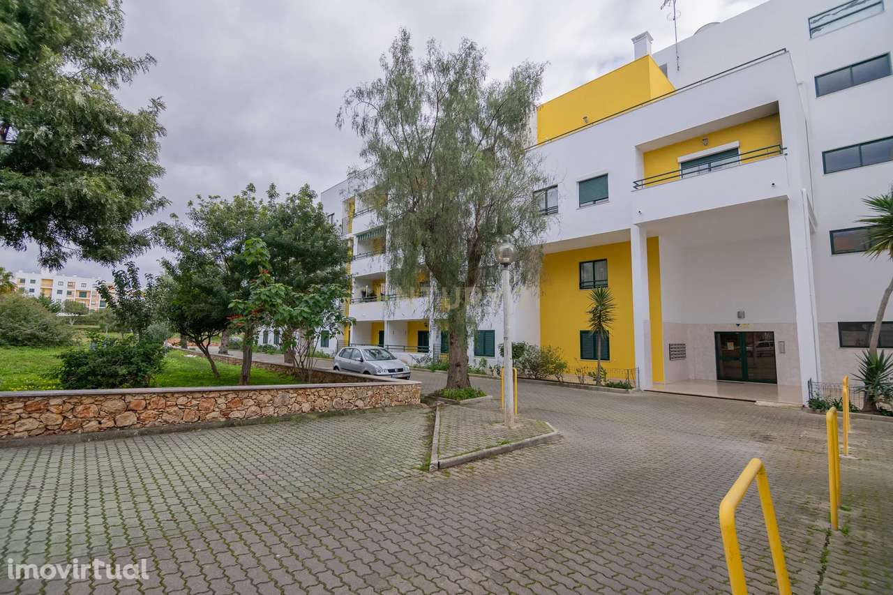 APARTAMENTO T1 MODERNO, COM GARAGEM, VARANDA, PISCINA, CAMPO DE TÉNIS - Grande imagem: 3/29