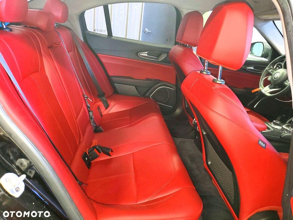Alfa Romeo Giulia 2.0 Turbo 16V AT8-Q4 Ti - 9