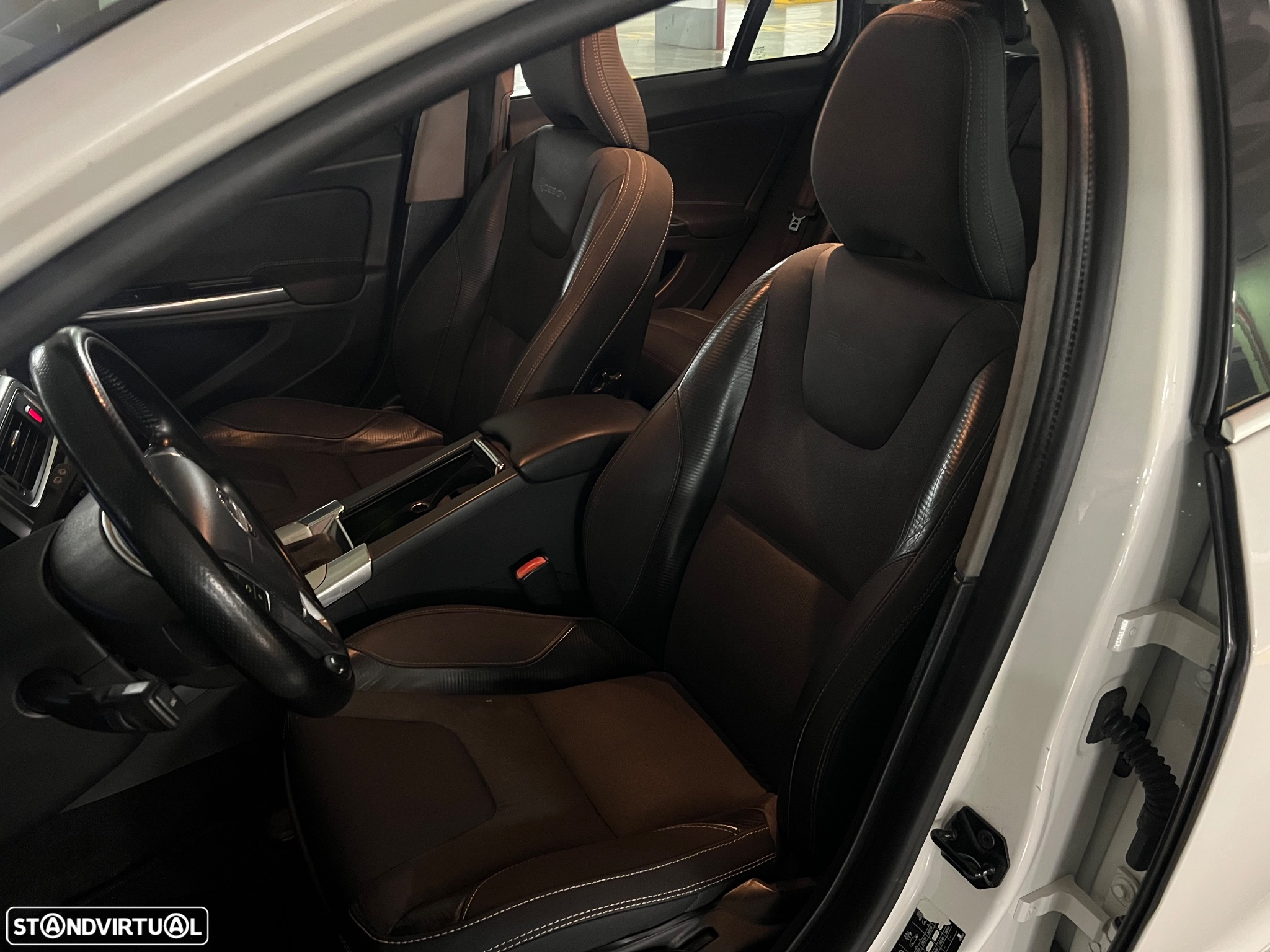 Volvo V60 1.6 D2 Drive R-Design Powershift Start/Stop - 9