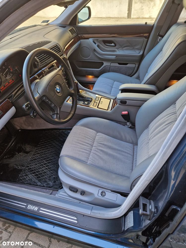 BMW Seria 7 740i V8 - 7
