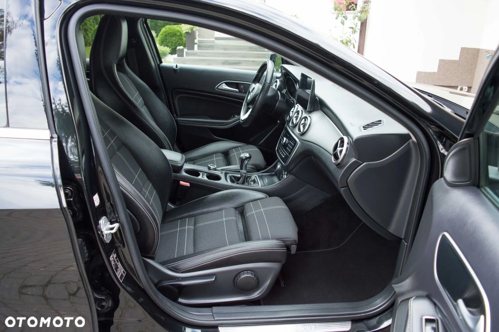 Mercedes-Benz GLA 180 UrbanStyle Edition - 31