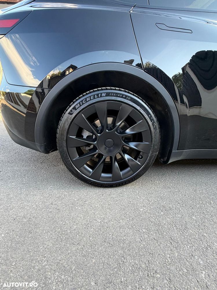 Tesla Model Y - 6
