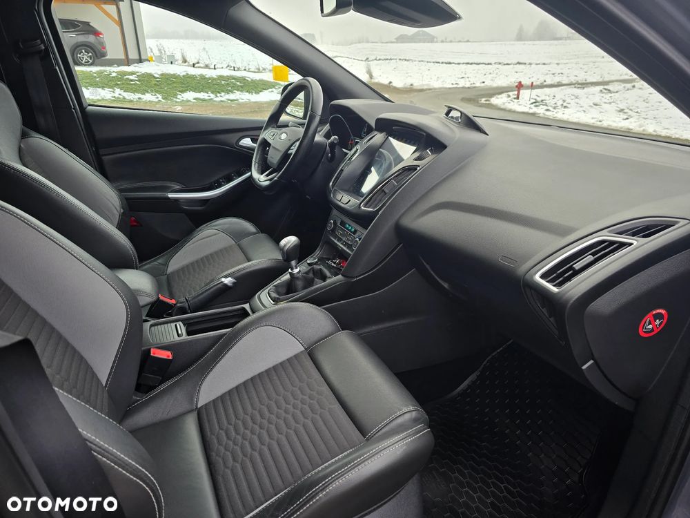 Ford Focus 2.0 EcoBoost ST - 17