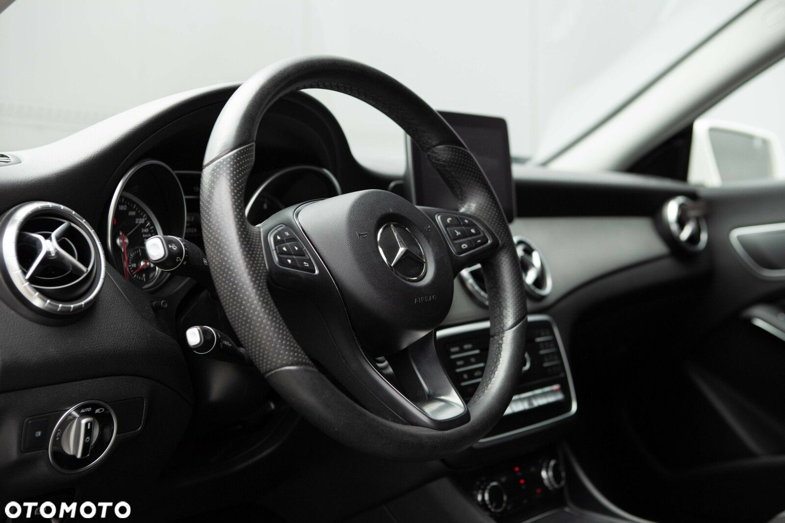 Mercedes-Benz CLA 180 7G-DCT - 17