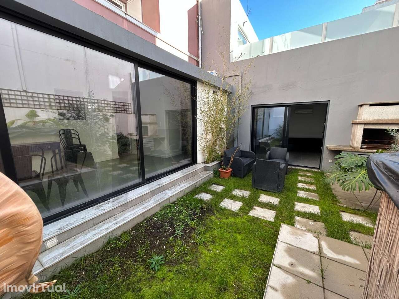 Apartamento T2  no Centro do Barreiro com logradouro e piscina - Grande imagem: 2/42