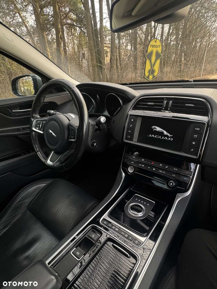 Jaguar XE 2.0 D AWD Pure - 6
