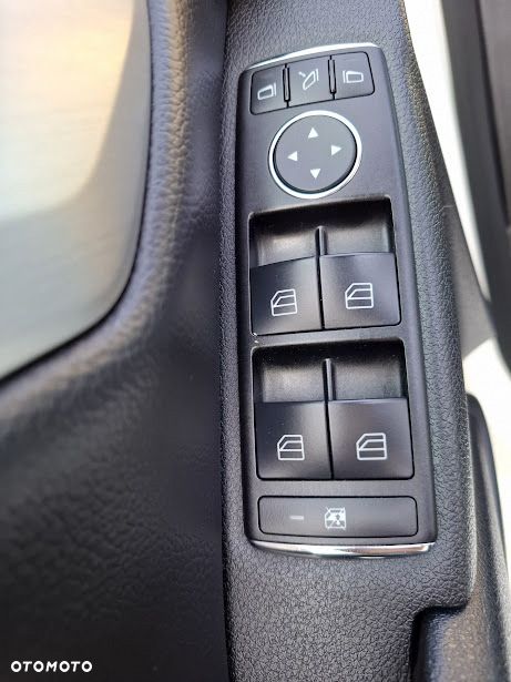 Mercedes-Benz Klasa C 180 CGI Automatik BlueEFFICIENCY Elegance - 21