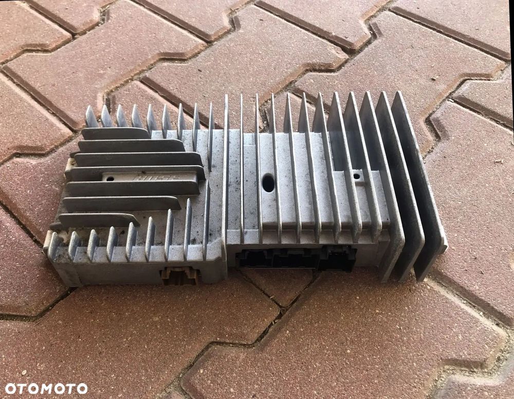 CADILLAC ESCALADE III 6,2 V8 2006-2014 WZMACNIACZ BOSE - 2