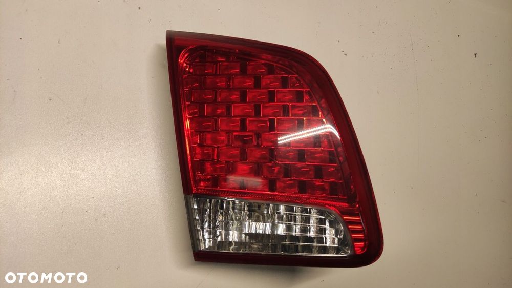 KIA SORENTO II LAMPA LEWA LEWY TYŁ TYLNA W KLAPĘ ZWYKŁA 09-14 92405-2P02 - 1