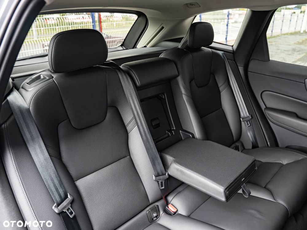 Volvo XC 60 B4 B Plus Dark - 27