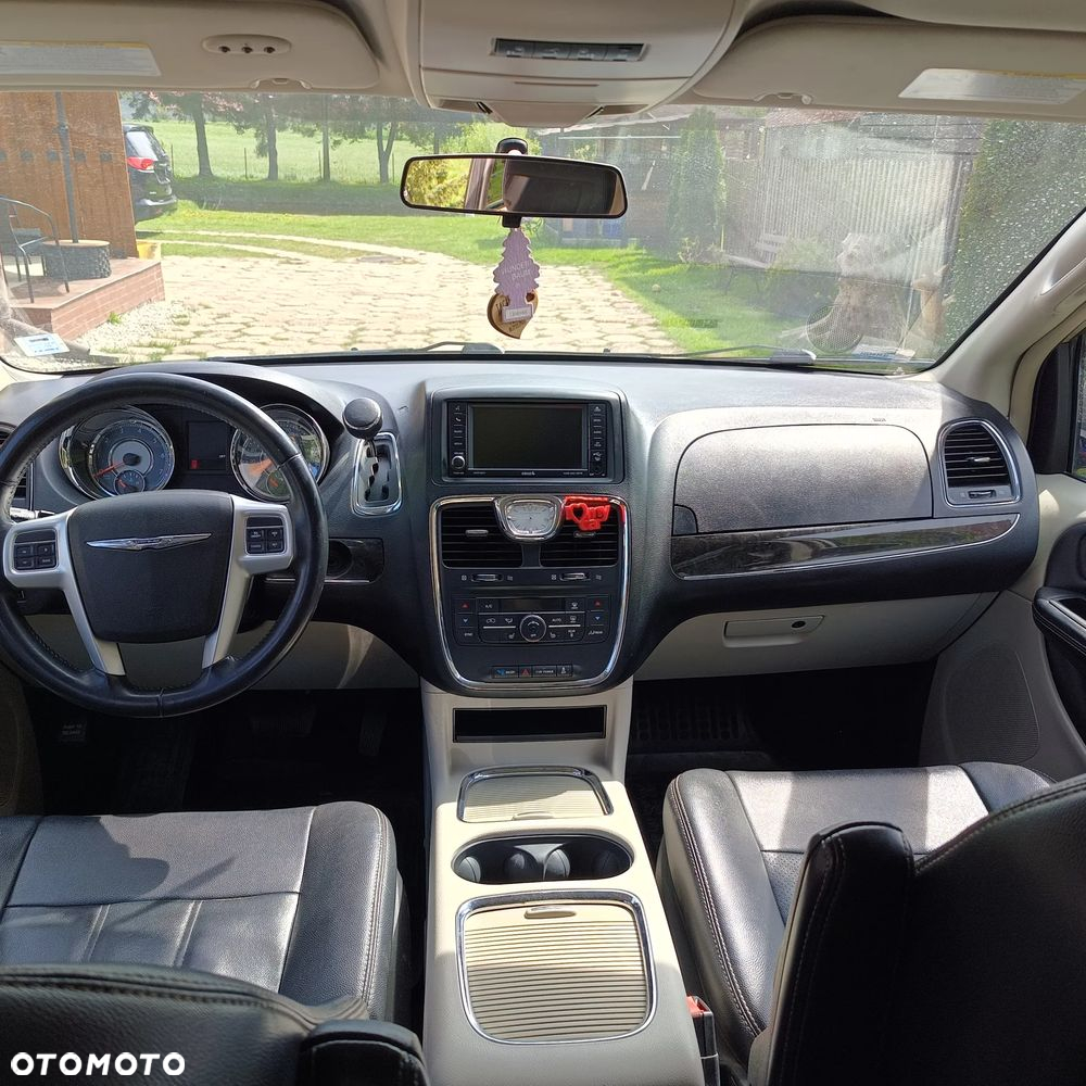 Chrysler Town & Country - 21