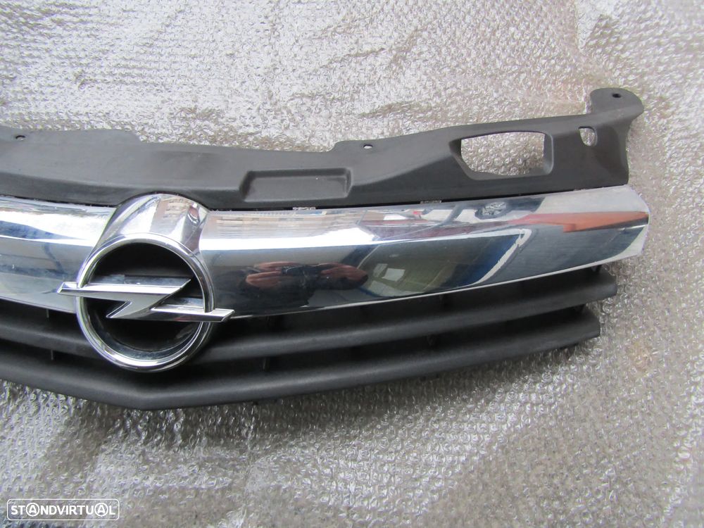 Grelha central Opel Astra GTC ano 2005  em bom estado - 3