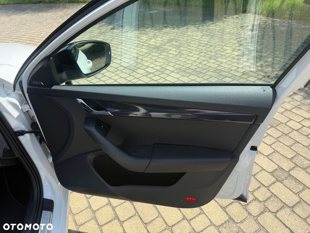 Skoda Octavia Combi 2.0 TDI DSG RS - 27