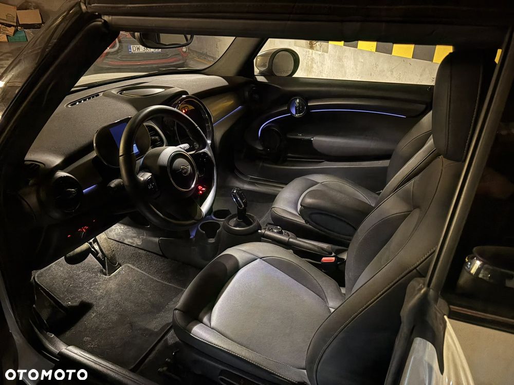 MINI Cooper Essential Trim - 32