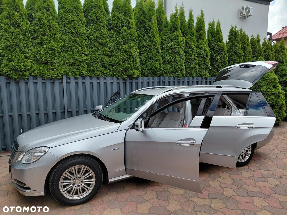 Mercedes-Benz Klasa E 300 CDI DPF BlueEFFICIENCY 7G-TRONIC Elegance - 31