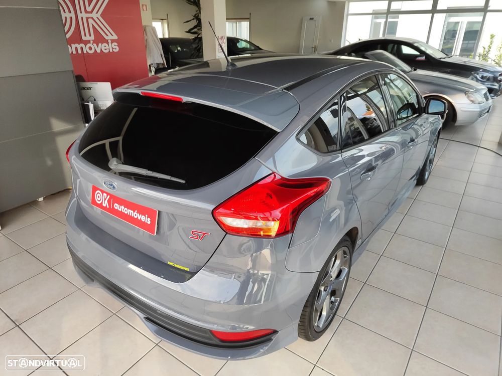 Ford Focus 2.0 EcoBoost ST c/ Pack Pele Desportiva - 13