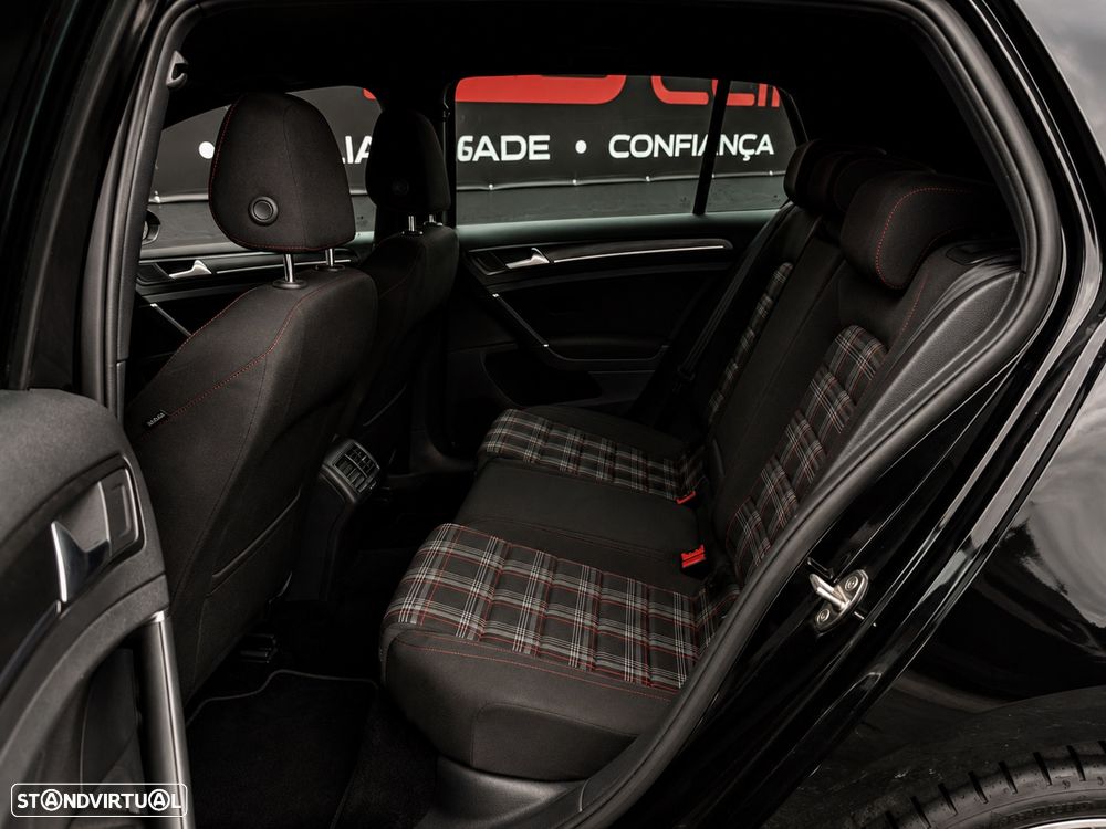Volkswagen Golf GTI 2.0 TSI OPF DSG Performance — fotografia 13