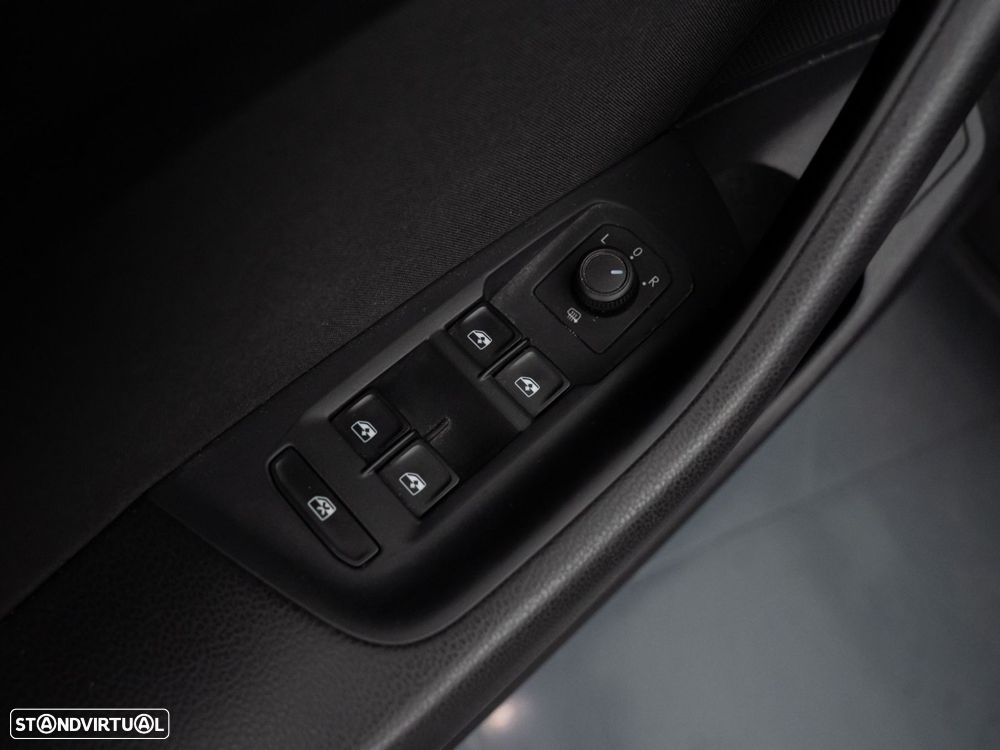VW Passat Variant 2.0 TDI Business DSG - 16