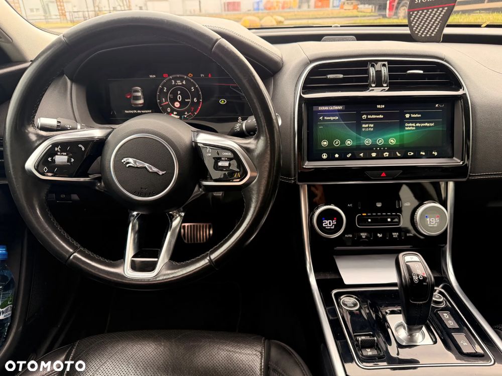 Jaguar XE 2.0 P250 R-Dynamic SE - 5