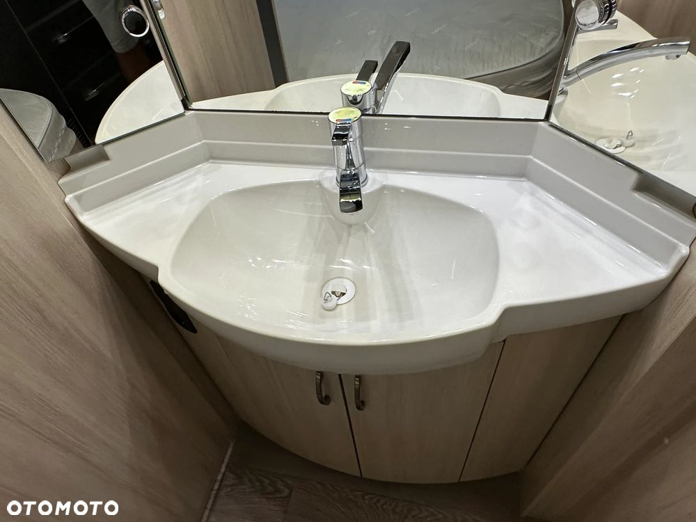 Hobby 460 UFE DE LUX EDITION z napędem i markizą pompowaną. - 35