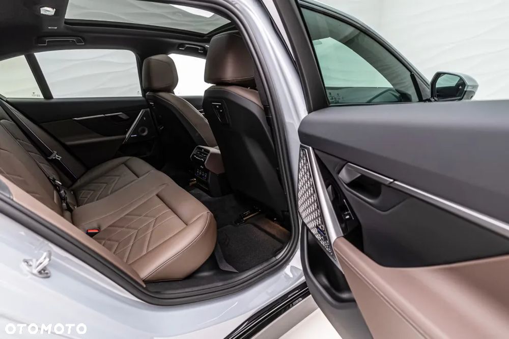 BMW Seria 5 520d xDrive mHEV - 29