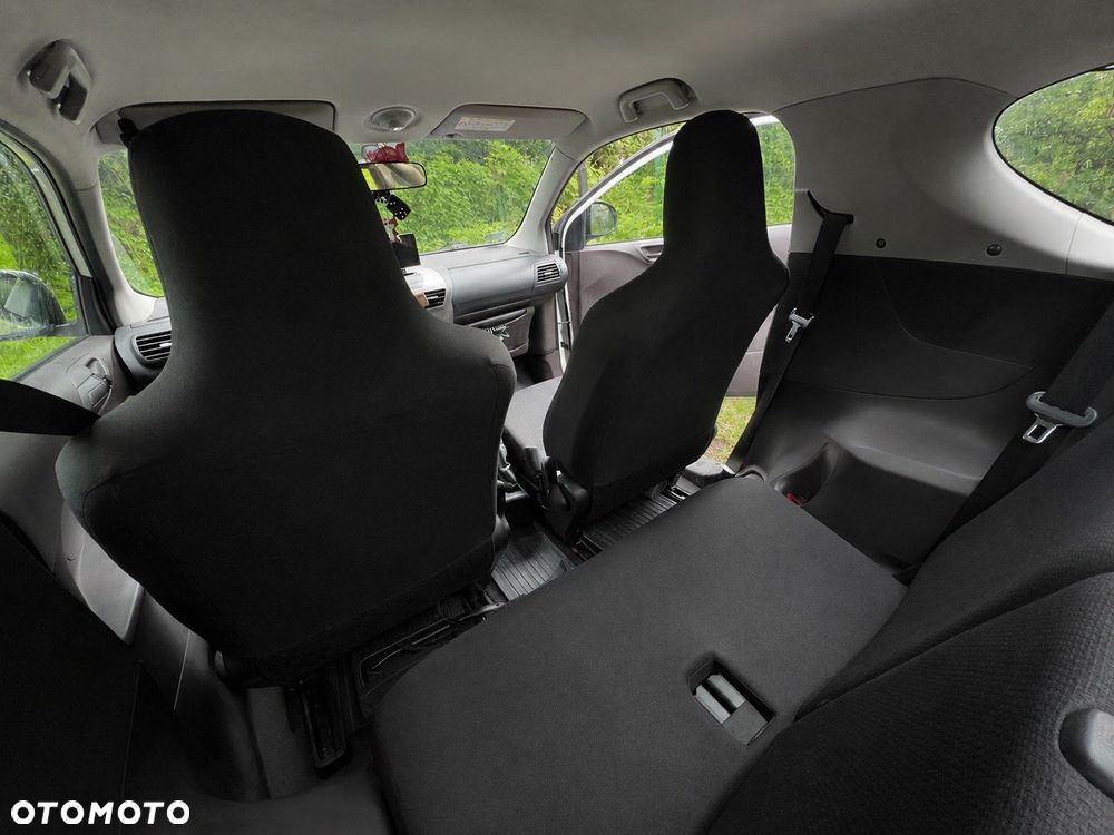 Toyota iQ - 8