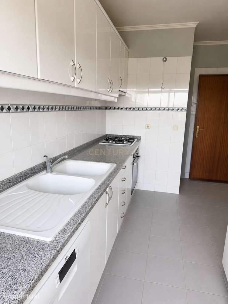 Arrendamento T2 em Sintra com vista para a cidade e montanha - Grande imagem: 2/9