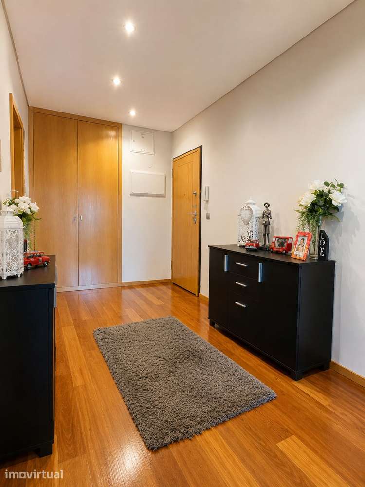 T3 com 134 m², varanda, vistas desafogadas e box fechada - Grande imagem: 5/22