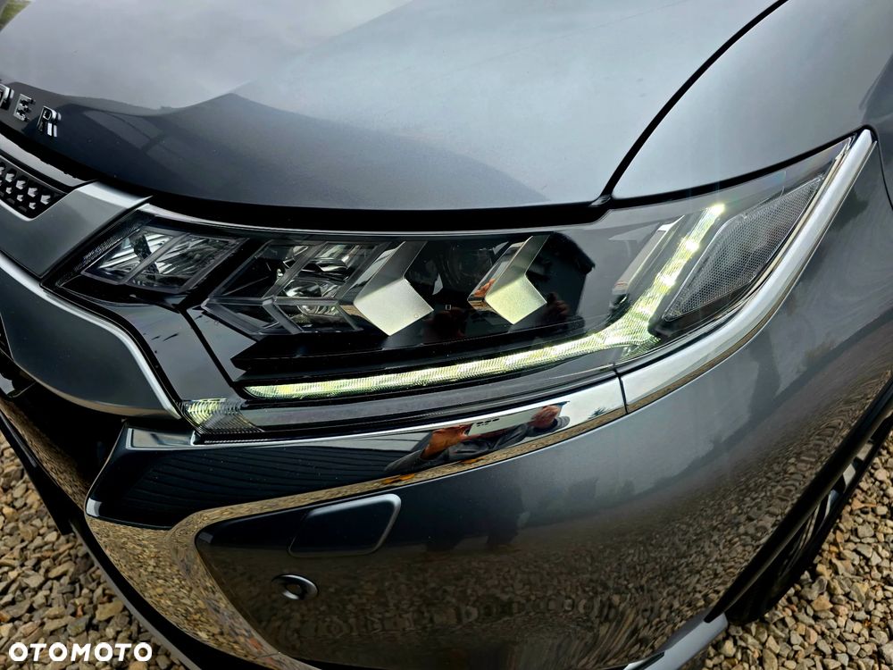 Mitsubishi Outlander 2.0 Instyle + 4WD CVT - 29