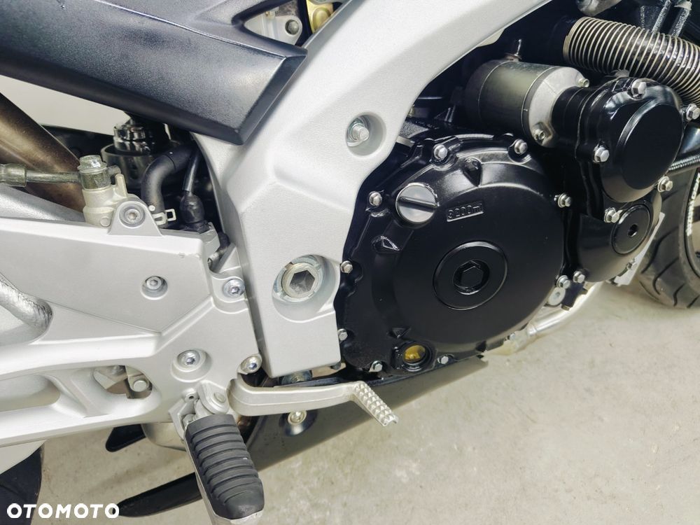 Suzuki GSR - 8