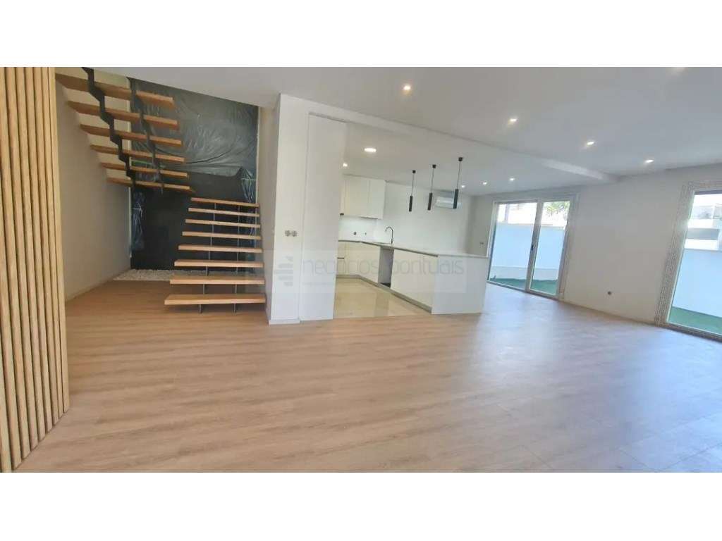 Moradia Geminada T4, com 2 suites - Grande imagem: 2/17