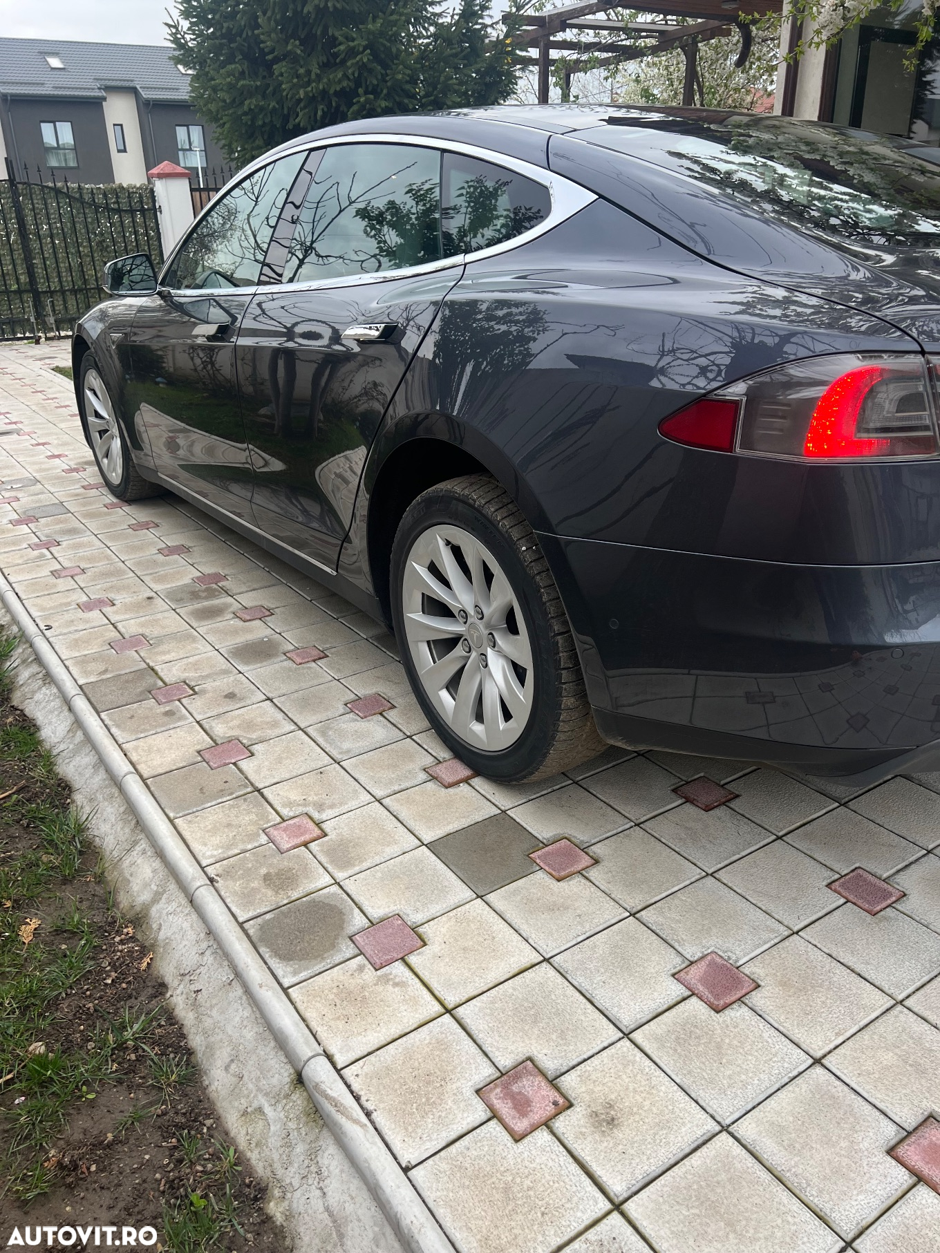 Tesla Model S - 8