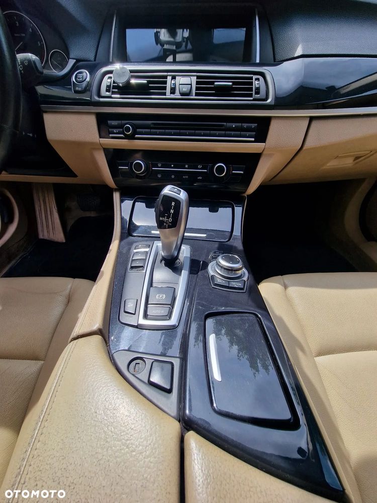 BMW Seria 5 525d xDrive - 11