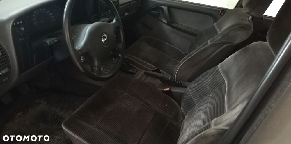 Opel Omega 2.0i GL - 4