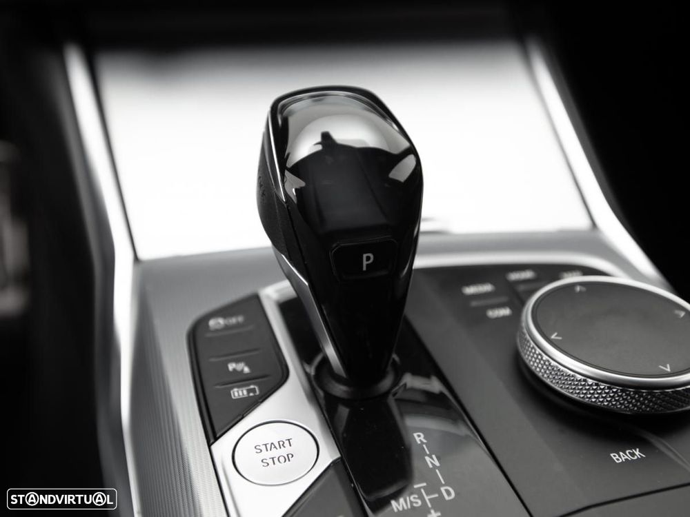 BMW 330 e Pack Desportivo M Auto - 25