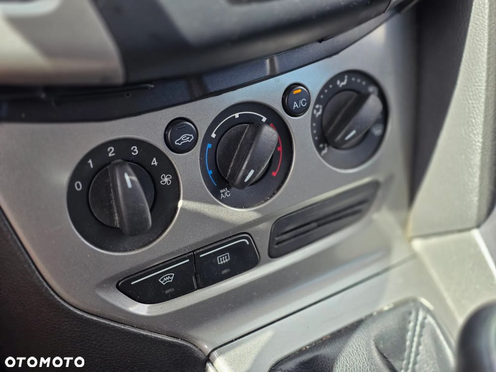 Ford Focus 1.6 Ambiente - 23