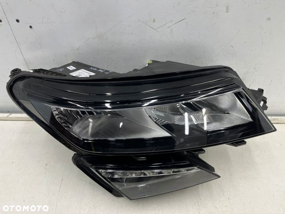 Lampa reflektor Skoda Kodiaq I 16-19r. PRAWA przednia zwykła na żarówki pasek DRL LED prawy przód Eu - 11