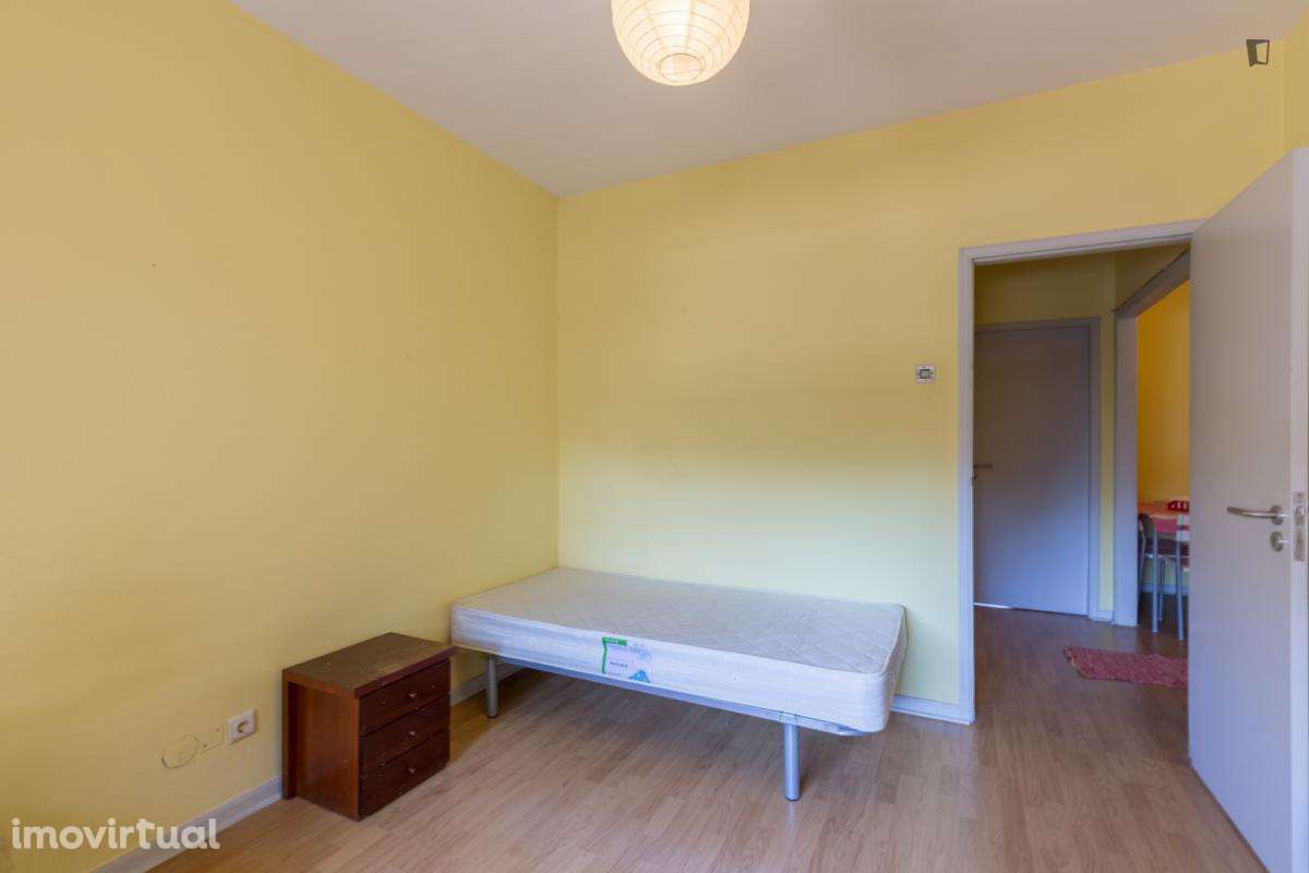 Quarto - localizado em Paranhos Porto - Grande imagem: 4/11