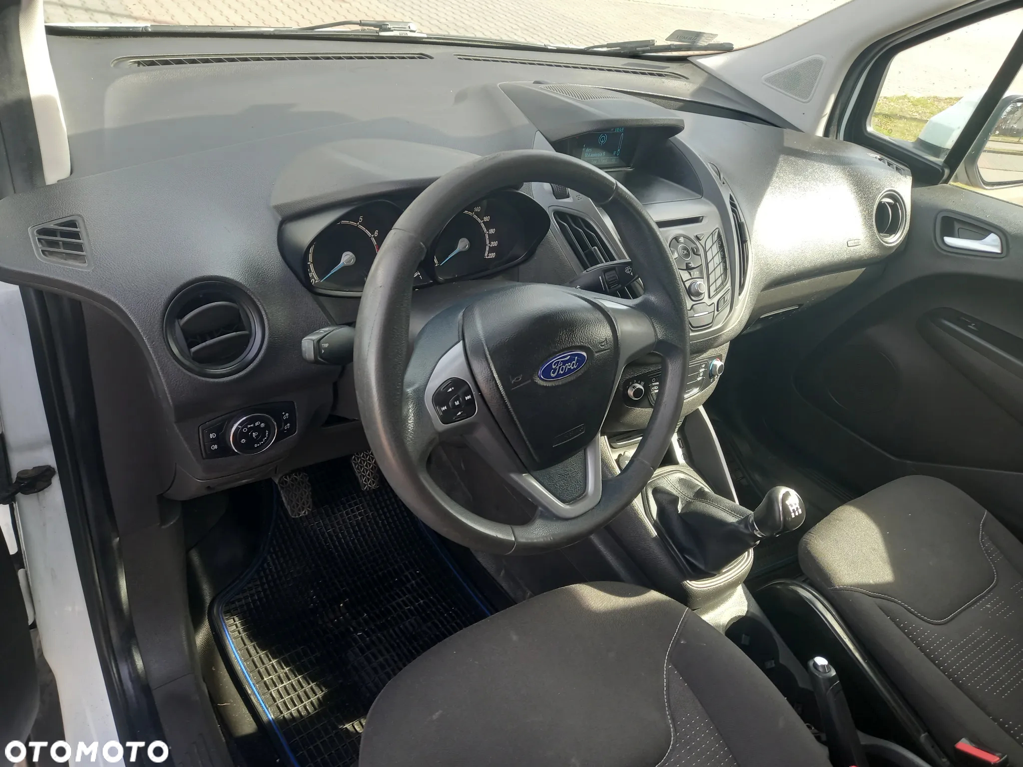 Ford Transit Courier EcoBoost - 11