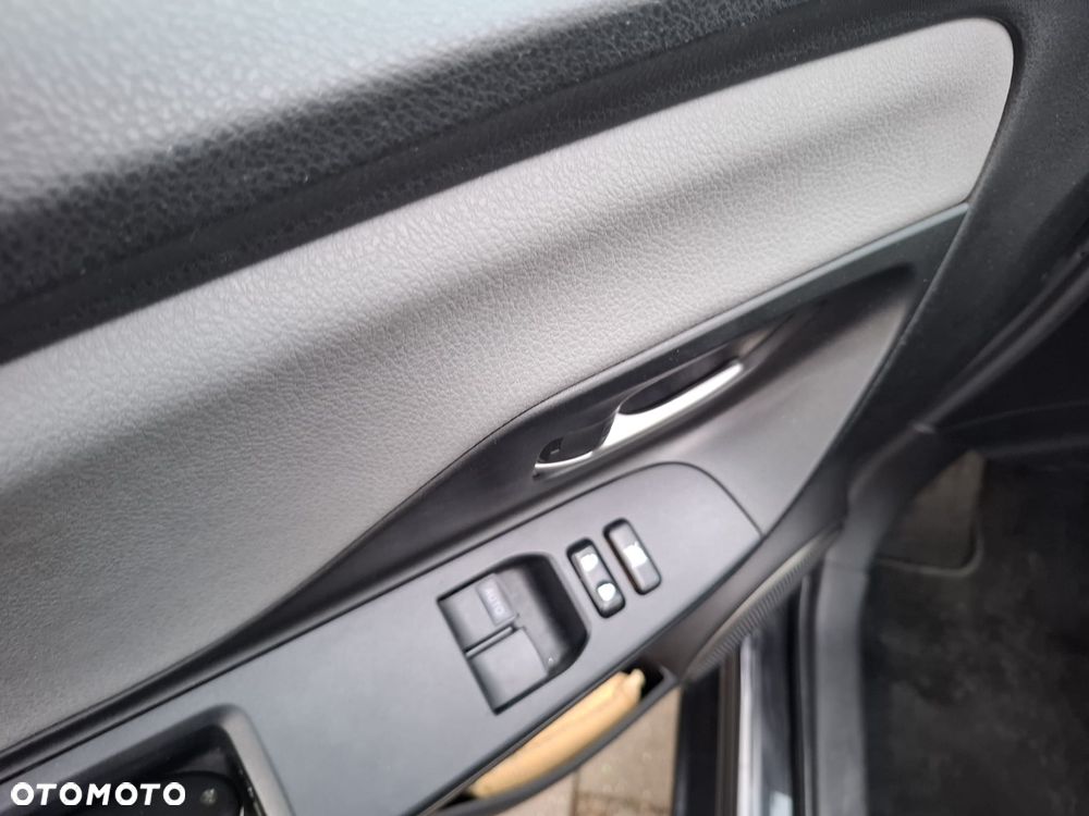Toyota Yaris 1.33 Dynamic MS EU6 - 17