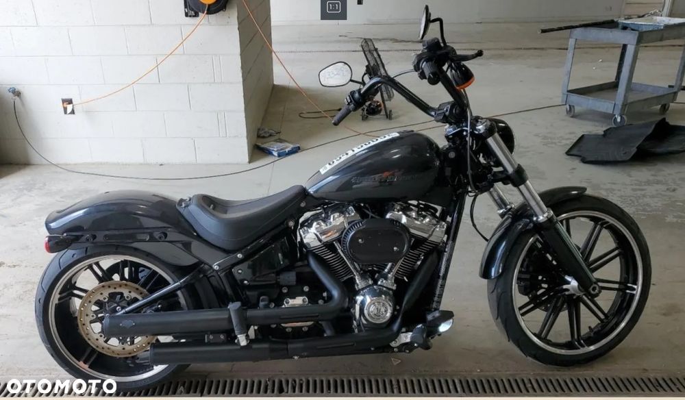 Harley-Davidson Softail Breakout - 29