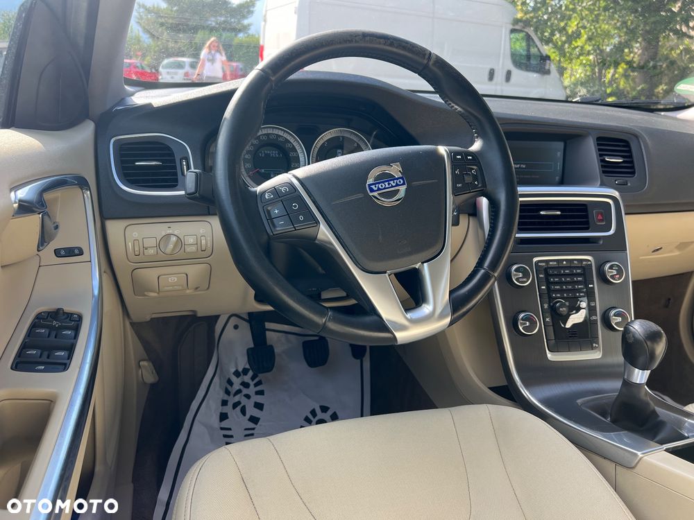 Volvo V60 D5 Momentum - 27