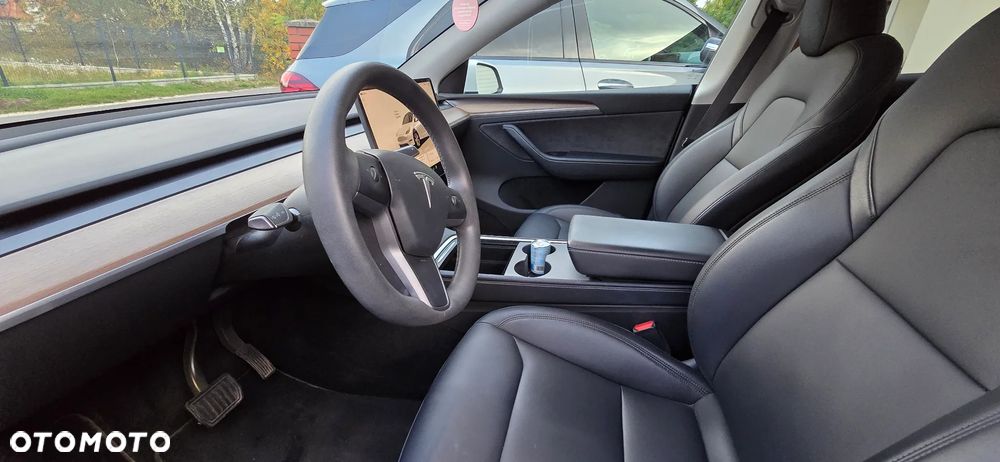 Tesla Model Y - 8