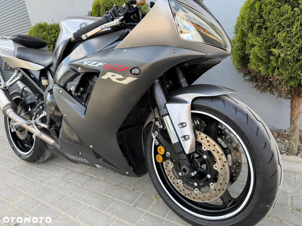 Yamaha R1 - 11