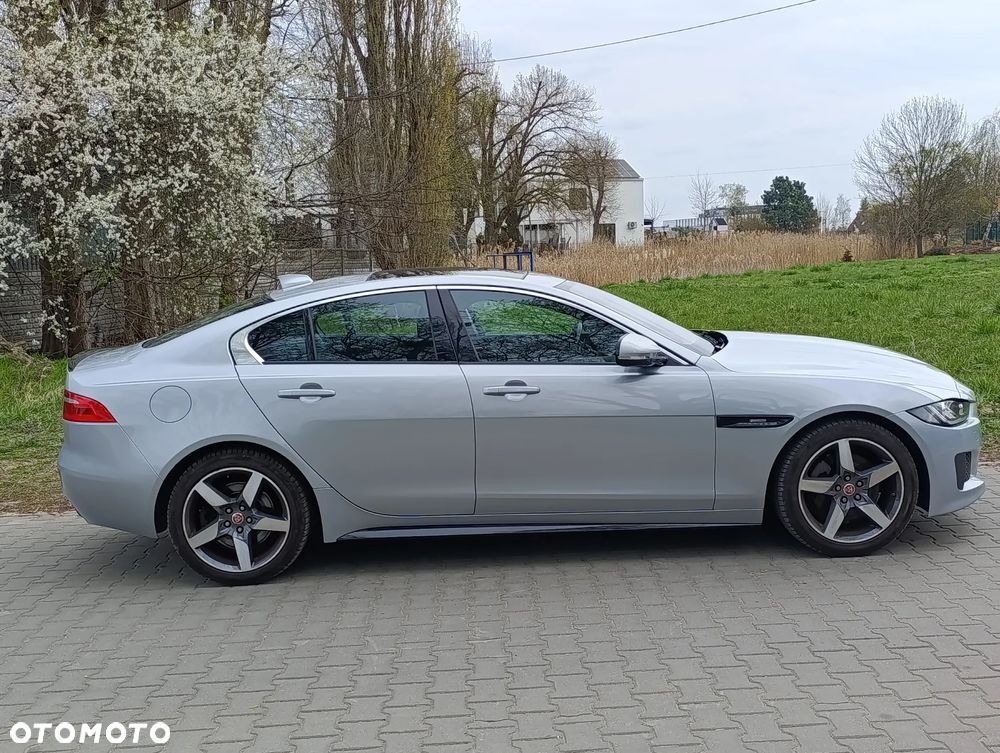 Jaguar XE 2.0 T Prestige - 4