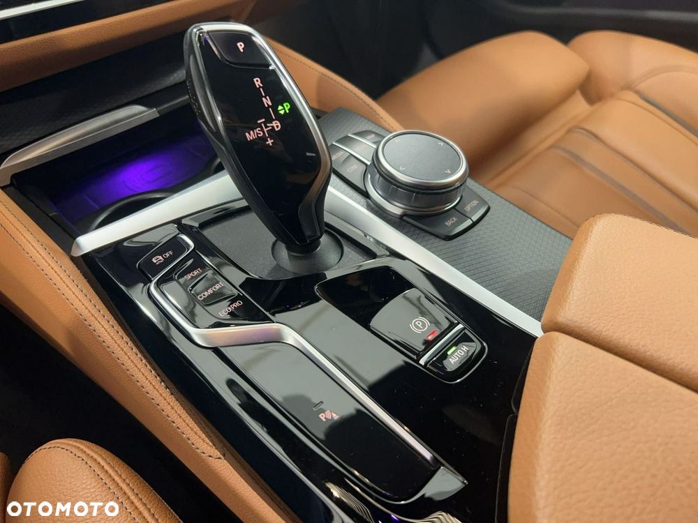 BMW Seria 5 530i mHEV - 18