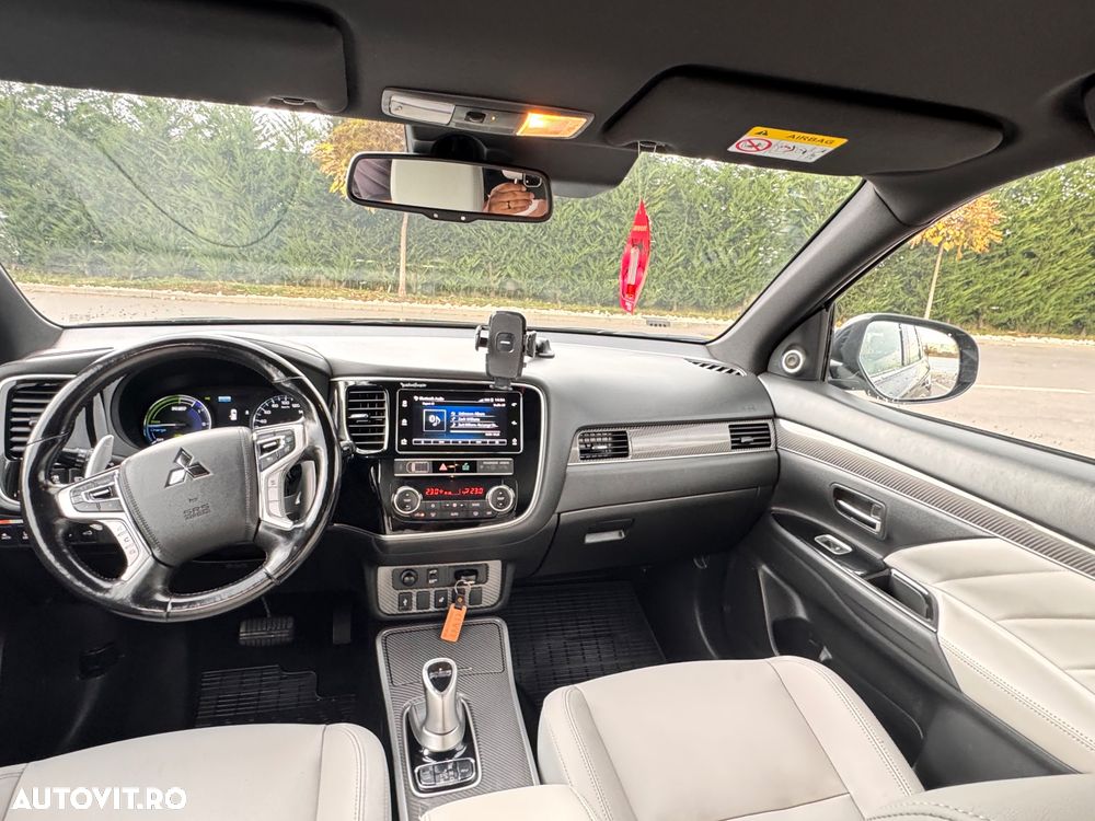 Mitsubishi Outlander 2.4 4WD Plug-In Hybrid - 6