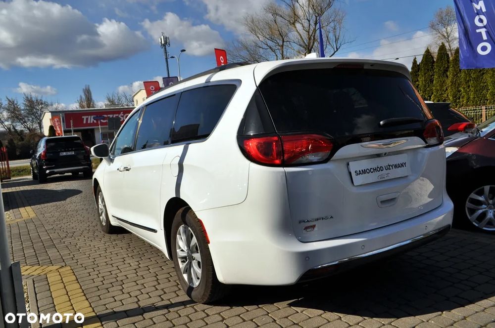 Chrysler Pacifica - 11