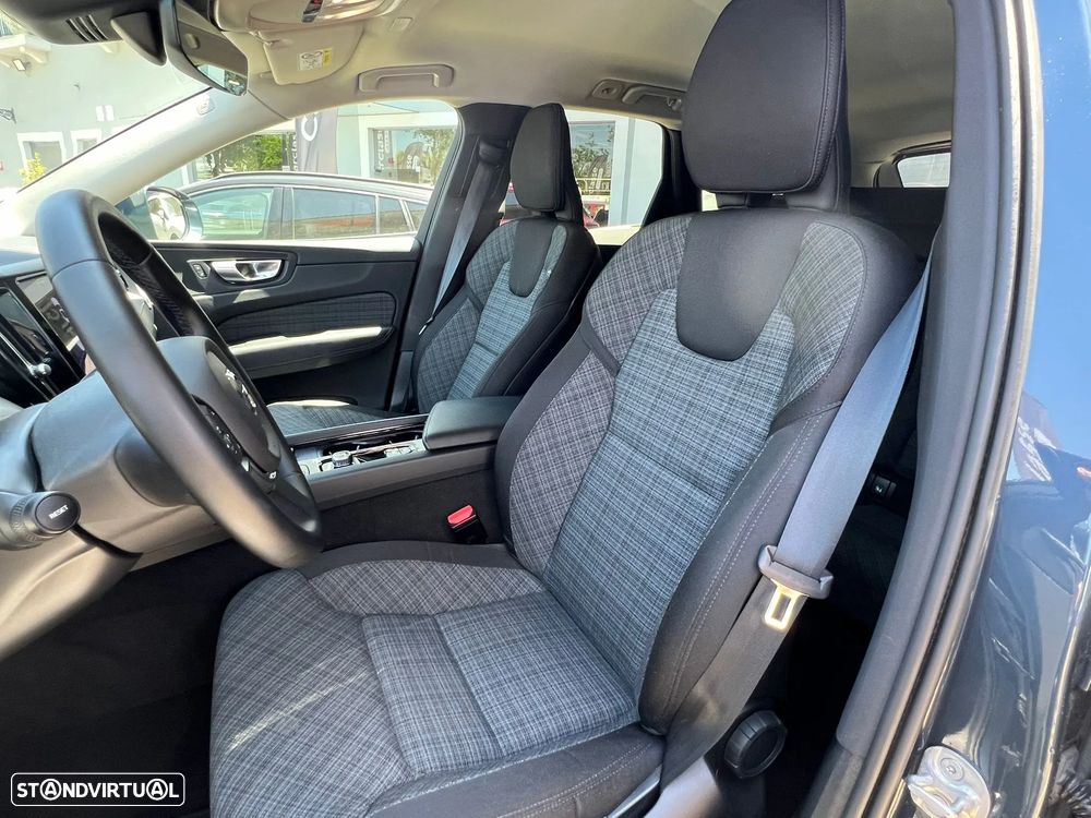 Volvo XC 60 2.0 B4 Core — fotografia 4