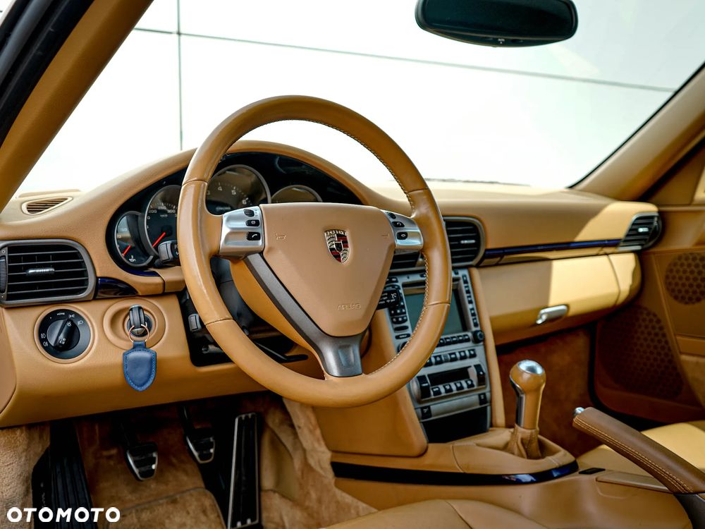 Porsche 911 Carrera - 16